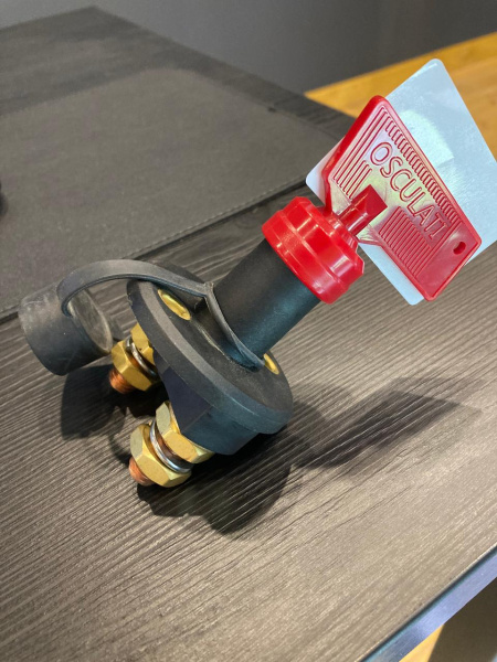 Размыкатель массы Easy Osculati 100А 240в Ø58мм с фланцевым креплением